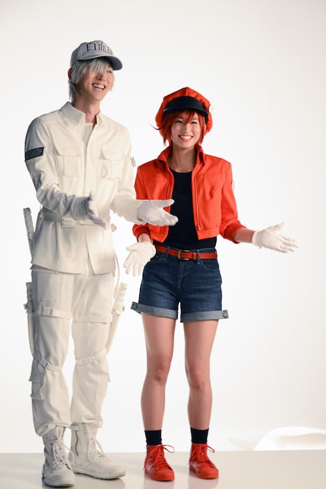 いろいろなポーズの要求に応える和田雅成（左）と七木奏音（右）。