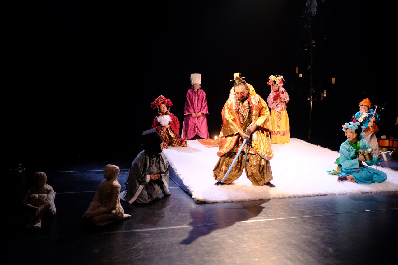 「鳥の演劇祭11」演劇の“楽しさ”凝縮した復讐譚「剣を鍛える話」で開幕