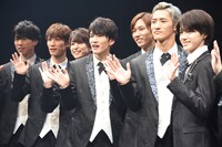 左から宮舘涼太、渡辺翔太、佐久間大介、深澤辰哉、阿部亮平、岩本照、岩﨑大昇。