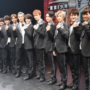 「少年たち」12人で“桶ダンス”披露、京本大我は「赤ちゃんみたいな身体で」