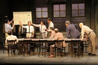 2017年に上演された俳優座劇場プロデュース「十二人の怒れる男たち」より。（撮影：飯田研紀）