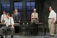 2017年に上演された俳優座劇場プロデュース「十二人の怒れる男たち」より。（撮影：飯田研紀）