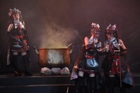 ルーペのPRをする魔女たち（高田聖子、村木よし子、保坂エマ）。