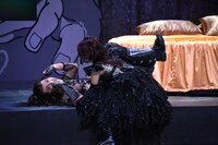 大原櫻子演じるランダムスター夫人（右）に甘える尾上松也演じるランダムスター（左）。