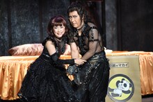 ONWARD presents「新感線☆RS『メタルマクベス』disc2 Produced by TBS」公開稽古より。左から大原櫻子演じるランダムスター夫人、尾上松也演じるランダムスター。