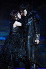 左から大原櫻子演じるランダムスター夫人、尾上松也演じるランダムスター。