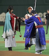 和泉守兼定(有澤樟太郎 / 左)からグローブを受け取る三日月宗近(黒羽麻璃央 / 右)。(写真提供:読売新聞社)