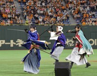 試合前パフォーマンスにて、「刀剣乱舞」を披露する刀剣男士たち。（写真提供：読売新聞社）