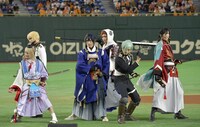 試合前パフォーマンスにて、「刀剣乱舞」を披露する刀剣男士たち。（写真提供：読売新聞社）