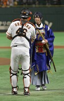 握手を交わす大城卓三選手（手前）と三日月宗近（黒羽麻璃央 / 奥）。（写真提供：読売新聞社）