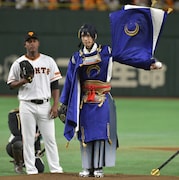 袖をクルクルと腕に巻く三日月宗近(黒羽麻璃央)。左は読売ジャイアンツ先発投手のクリストファー・クリソストモ・メルセデス。(写真提供:読売新聞社)