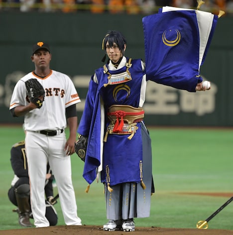 袖をクルクルと腕に巻く三日月宗近(黒羽麻璃央)。左は読売ジャイアンツ先発投手のクリストファー・クリソストモ・メルセデス。(写真提供:読売新聞社)