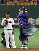 振りかぶる三日月宗近(黒羽麻璃央)。(写真提供:読売新聞社)