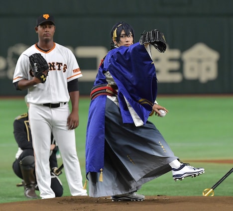 投球動作に入る三日月宗近(黒羽麻璃央)。(写真提供:読売新聞社)