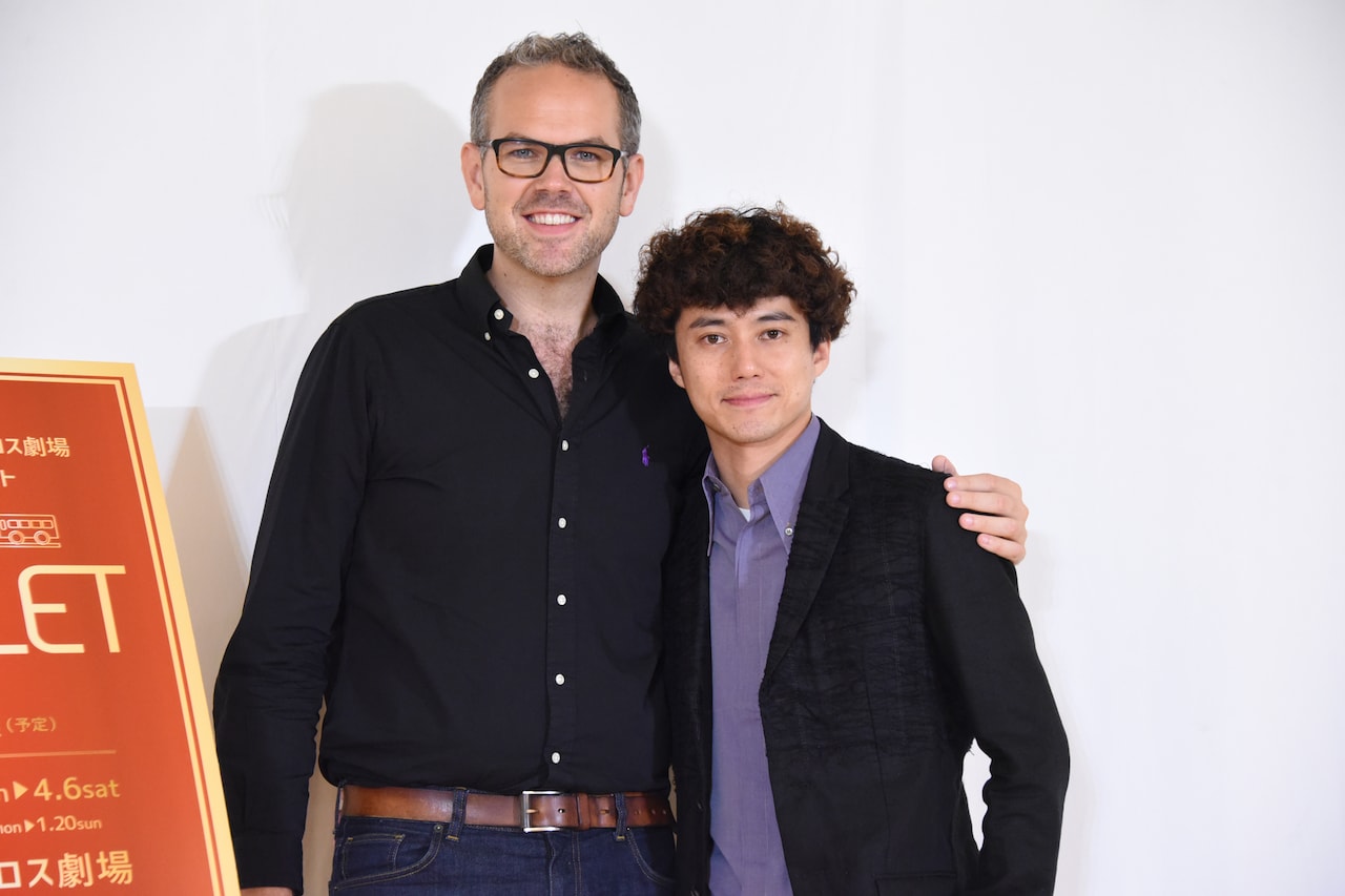 藤田俊太郎が英語でスピーチ、日英共同制作公演で「観客の皆さんと旅したい」