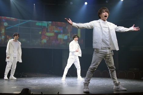 「LADY OUT LAW!」公開ゲネプロより。左から鈴木勝吾演じるボロ、増子敦貴演じるチリ、松井勇歩演じるクズ。