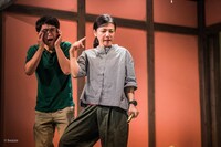 青年団リンク やしゃご「上空に光る」より。（撮影：bozzo）