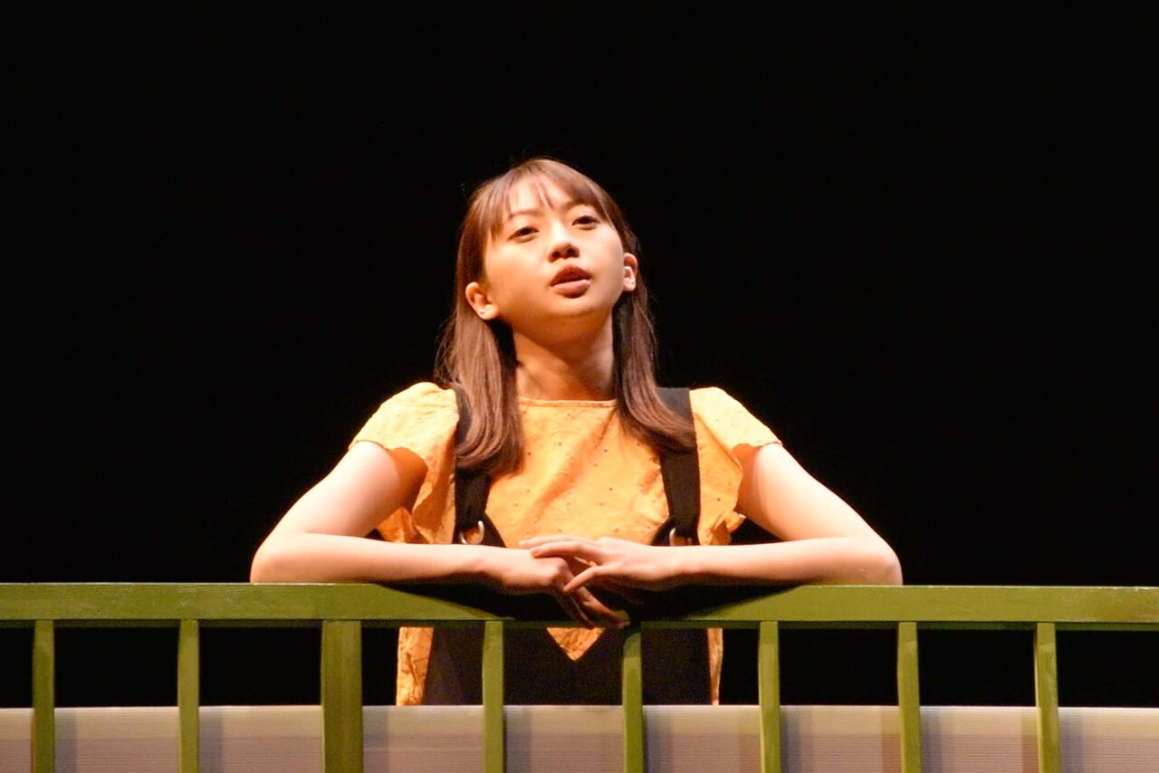 東京マハロ 第21回公演「『たぶん世界は8年目』―幸せな私たち、興味がないあなた達―」より。（撮影：河野桃子）