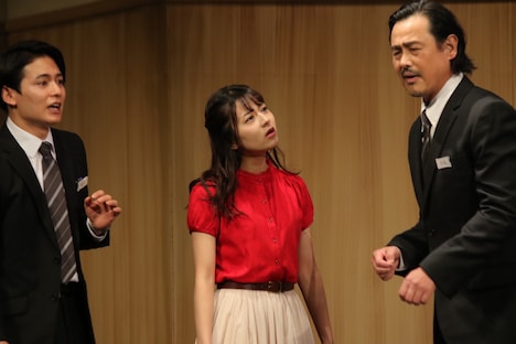 SOLID STARプロデュースVol.15「明るいお葬式 ～るんるんは2度死ぬ～」より。（撮影：篠原章公）