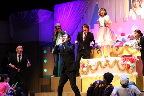 SOLID STARプロデュースVol.15「明るいお葬式 ～るんるんは2度死ぬ～」より。（撮影：篠原章公）