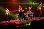 s**t kingz「The Library」ゲネプロより。（photo:Takanori Tsukiji）