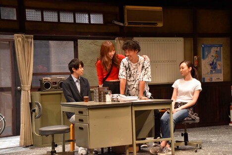 東京マハロ 第21回公演「『たぶん世界は8年目』―幸せな私たち、興味がないあなた達―」より。（撮影：河野桃子）