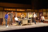 東京マハロ 第21回公演「『たぶん世界は8年目』―幸せな私たち、興味がないあなた達―」より。（撮影：河野桃子）