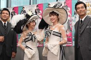 ミュージカル「マイ・フェア・レディ」初日前会見より、朝夏まなと（中央右）の帽子の装飾に触れる神田沙也加（中央左）。