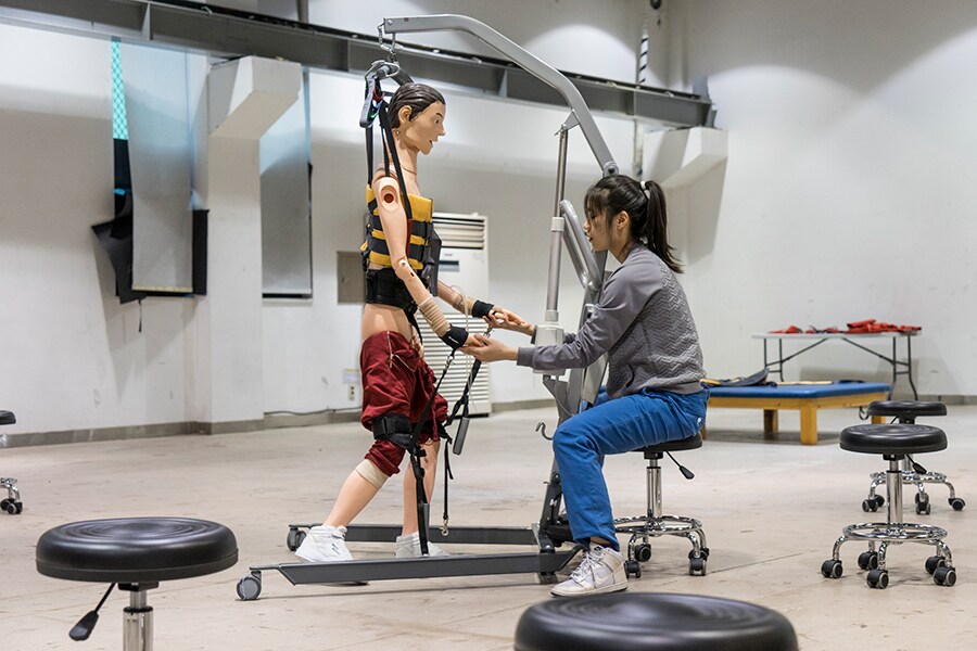 人間と物の関係は？ジョン・グムヒョンが人形と共演「リハビリ トレーニング」