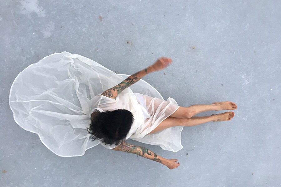 女性杜氏の仕事に想を得た、ロベルタ・リマ「水の象（かたち）」