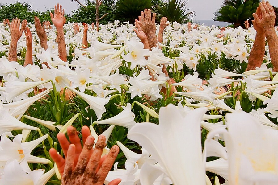 かつての、これからの戦争を“体感”山城知佳子「土の人」、パフォーマンスも