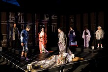 オペラシアターこんにゃく座 オペラ「イヌの仇討あるいは吉良の決断」ろ組より。（撮影：前澤秀登）