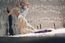 市原佐都子 / Q「妖精の問題」より。（Photo:Mizuki Sato）