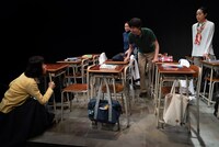 早稲田小劇場どらま館×遊園地再生事業団「14歳の国」より。（撮影：坂内太）