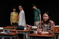 早稲田小劇場どらま館×遊園地再生事業団「14歳の国」より。（撮影：坂内太）