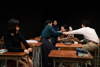 早稲田小劇場どらま館×遊園地再生事業団「14歳の国」より。（撮影：坂内太）