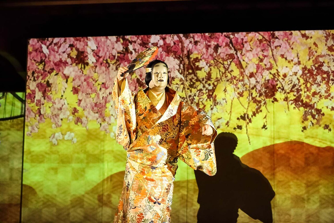 能面型メガネで鑑賞、奥秀太郎演出「3D能 エクストリーム」が東京芸術劇場で