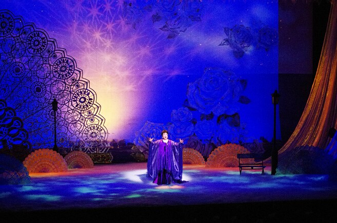 シャンソンの名曲でつづる「美輪明宏の世界」、観客を“薄紫の世界”へ誘う