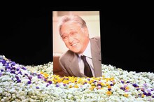 「浅利慶太 お別れの会」より、祭壇に飾られた浅利慶太の遺影。