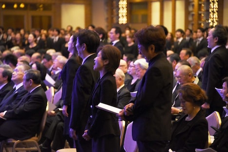 涙をこらえながら「愛した日々に悔いはない」を歌う久野綾希子（中央）、市村正親（右）。