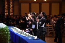 「浅利慶太 お別れの会」より、献花を行う出席者たち。