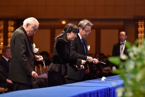 「浅利慶太 お別れの会」より、献花を行う出席者たち。左から吉井澄雄、野村玲子、劇団四季の吉田智誉樹代表取締役社長。（撮影：荒井健）
