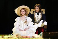 左から笹本玲奈演じるマリー・アントワネット、古川雄大演じるフェルセン伯爵。（写真提供：東宝演劇部）