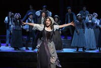 ソニン演じるマルグリット・アルノー（中央）。（写真提供：東宝演劇部）