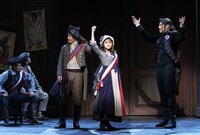 昆夏美演じるマルグリット・アルノー（中央右）。（写真提供：東宝演劇部）