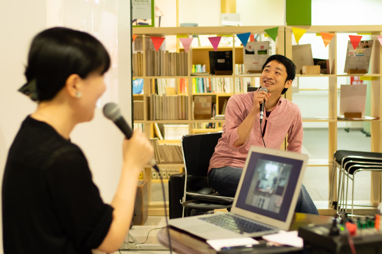 急な坂食堂 チーフの森友樹がホストとなった「おしゃべりな食堂vol.1」の様子。（撮影：須藤崇規）