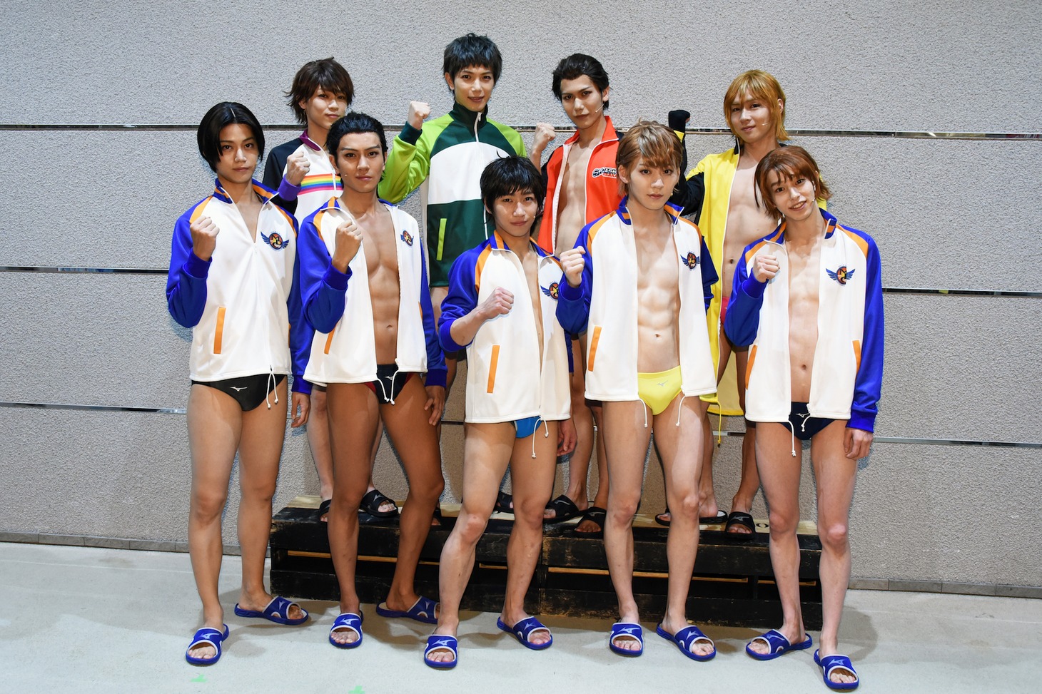 舞台「『DIVE!!』The STAGE!!」囲み取材より。上段左から辻利彦役の西野太盛、松野清孝役の瀬戸祐介、平山二郎役の宮城紘大、山田篤彦役の安達勇人。下段左から丸山レイジ役の高橋健介、沖津飛沫役の財木琢磨、坂井知季役の納谷健、富士谷要一役の牧島輝、大広陵役の杉江大志。