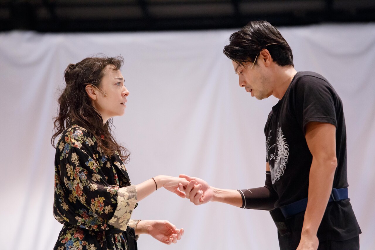 白井晃演出「華氏451度」稽古の様子明らかに、吉沢悠ら本番に向け奮闘