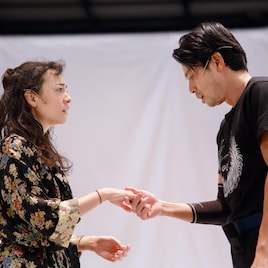 白井晃演出「華氏451度」稽古の様子明らかに、吉沢悠ら本番に向け奮闘