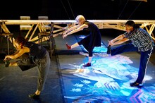 踊る「熊谷拓明」カンパニー「上を向いて逃げよう」より。（撮影：大洞博靖）